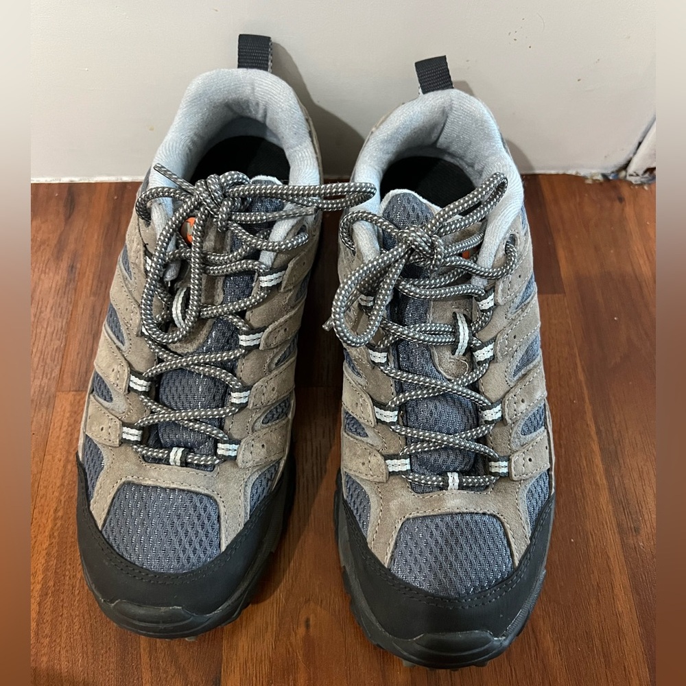 Women’s 7.5 Merrell hiking shoes